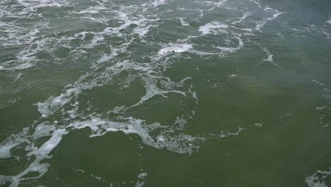 Statische-Aufnahme-Beruhigender-Wellen-Auf-Der-Oberfläche-Der-Ostsee-In-Zeitlupe