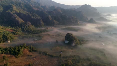 Die-Wunderbare-Natur-In-Thailand,-Bestehend-Aus-Grünen,-üppigen-Bergen-Und-Bäumen---Schöne-Touristenattraktion---Luftaufnahme