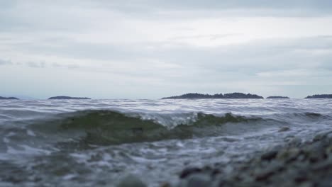 Kleine-Wellen-Rollen-Am-Strand-Mit-Einer-Atemberaubenden-Aussicht-An-Einem-Bewölkten-Tag-An-Der-Küste-Von-Tofino