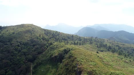 Der-Schöne-Und-Friedliche-Wald-Von-Thailand-Mit-Grünen-Bäumen-Und-Bergen---Luftaufnahme