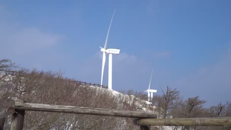 Nahaufnahmevideo-Der-Windkraftanlage-Auf-Feldern-Nahe-Der-Stadt-Pyeongchang,-Südkorea