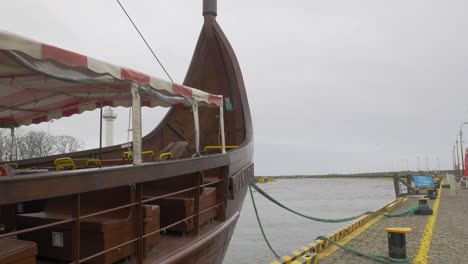 replica-of-viking-ship-swayiing-slowly-berthed-in-Kolobrzeg,-Poland
