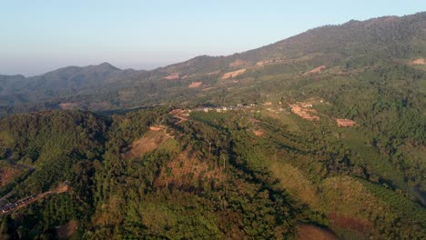 Die-Wunderbare-Landschaft-Der-Grünen-Bäume-Mitten-Im-Wald-In-Thailand-Unter-Dem-Hellblauen-Himmel-Oben---Wunderschöne-Natur---Luftaufnahme