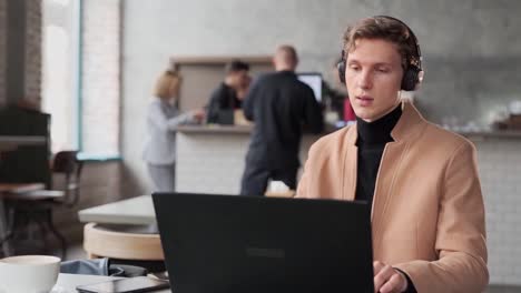 Hübscher-Junger-Kerl,-Der-Online-In-Einem-Café-Studiert