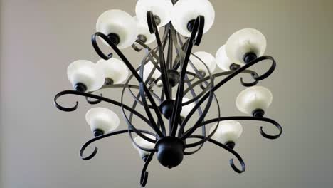 Moderne-Lampe-Schwarz-Und-Weiß-An-Der-Wand