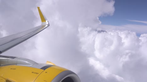 Flugzeugflügel-Und-Triebwerk-Im-Flug-Vom-Passagierfenster-über-Wolken-Aus-Gesehen