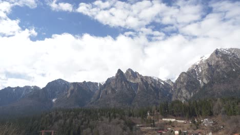 Felsige-Berglandschaft-Im-Zeitraffer-Bewegende-Wolken-In-Rumänien
