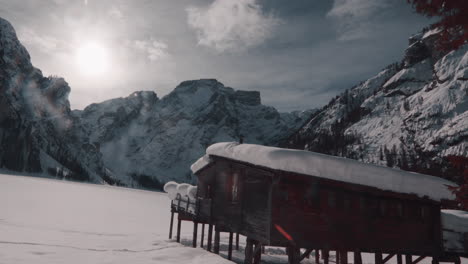 Bootshaus-Am-Zugefrorenen-Pragser-Wildsee-Und-Verschneiten-Dolomiten