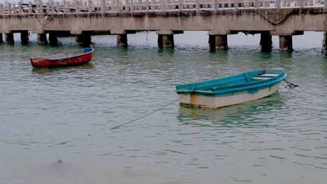 Zwei-Alte-Ruderboote,-Die-An-Einem-Dock-In-Thailand-Festgemacht-Sind