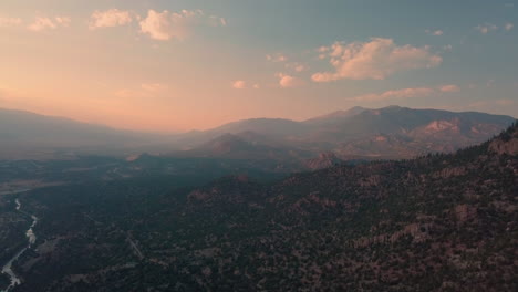 Luftblick-Auf-Den-Sonnenuntergang-In-Der-Sawatch-bergkette-Außerhalb-Von-Buena-Vista,-Colorado