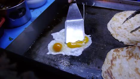 Peking-Xiaochi-Bbq-eier,-Die-Pfannkuchen-wurst-würste-Machen,-Die-Wandernde-Hausierer-nahaufnahme-fladenbrot-Füllen