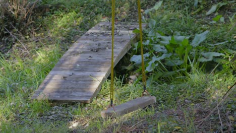Im-Wald-Eine-Schaukel-Und-Eine-Holzbrücke