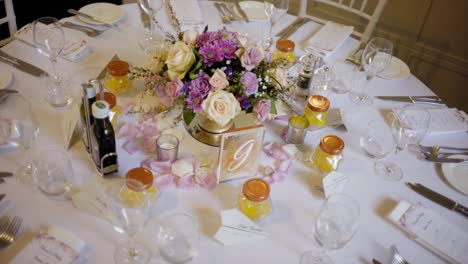 Tischblume-Mit-Glasolivenöl-Und-Einigen-Kerzen-Als-Herzstück