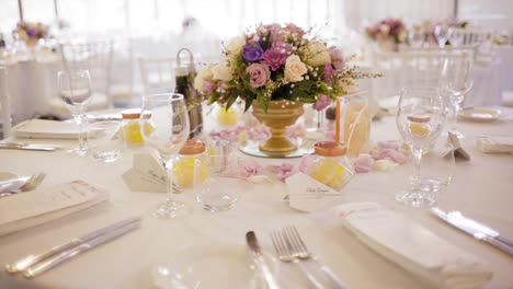table-flowers-showcase-centrepiece-dinner-table