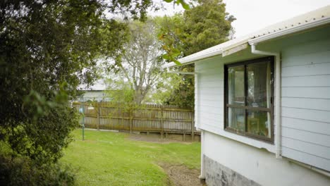 Neuseeland-Haushalt-Hinterhof-Der-Rasen-Und-Das-Haus