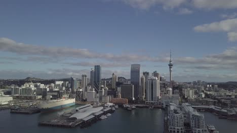 Drone-Volando-De-Izquierda-A-Derecha-Mostrando-Cbd-Auckland-Y-El-Muelle-Y-El-Crucero