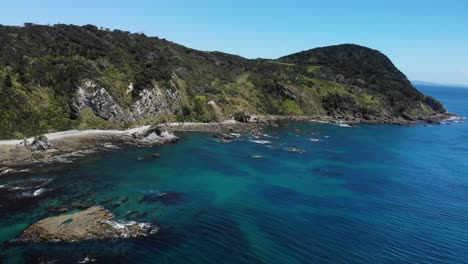 Berühmte-Attraktion-Von-Neuseeland,-Mangawhai-Heads-Luftaufnahme-An-Einem-Sonnigen-Tag,-Zeigt-Kleine-Inseln-In-Der-Nähe-Des-Strandes