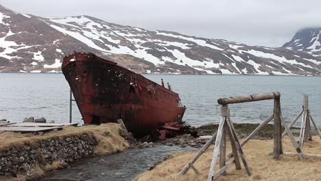 Shipwreck-on-the-coast-of-North-West-Iceland,-Djúpavík