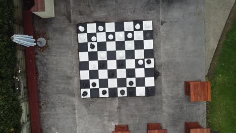 Außeninstallation-Von-Schach-Schwarz-Weiß-Schachbrett