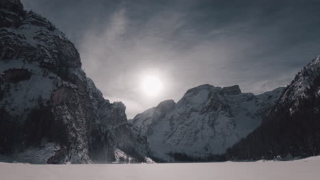 Zugefrorener-Pragser-Wildsee-Mit-Schnee-Bedeckt,-Dolomiten-Im-Winter,-Zeitraffer