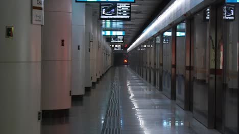 Plataforma-Del-Metro-Subterráneo-De-Beijing-Luz-Brillante-Moderno