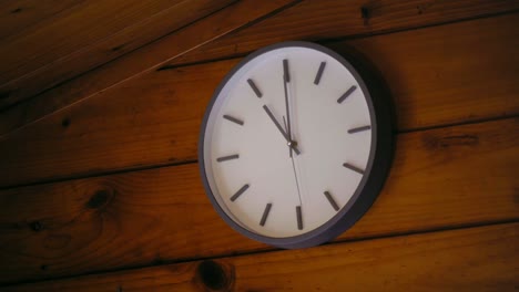 Uhr,-Die-Um-11-Uhr-Tickt-Und-In-Einem-Holzhaus-Hängt