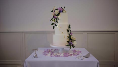 dolly-in-to-the-wedding-cake-with-beautiful-decoration-and-flowers
