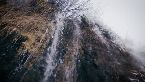 Wasserfall-Im-Winter,-Eiskaltes-Wasser-Rieselt-Bei-Schneefall-Herab