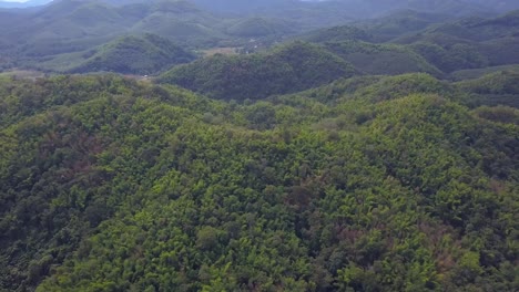 Drones-Vuelan-Sobre-Exuberantes-Montañas-Verdes-Y-Valles-Bajo-Un-Cielo-Brillante-Durante-El-Amanecer-En-Tailandia