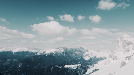 Panorama-De-Lapso-De-Tiempo-De-Las-Crestas-Rocosas-De-La-Cordillera-En-La-Nieve,-Dolomitas