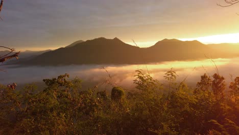 Panoramablick-Auf-Die-Bergkette-Mit-Wolkenmeer-Im-Vordergrund-Bei-Einem-Wunderschönen-Sonnenuntergang-In-Thailand