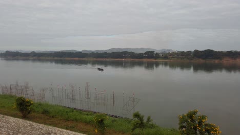 Vista-Panorámica-Del-Paisaje-Tranquilo-En-El-Río-Mekong---Toma-Amplia