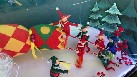 Schaufenster-Weihnachtsstimmung-Clowns-Rot-Grün-Und-Blau-Haltung