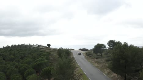 Carretera-Escénica-De-Conducción-De-Automóviles-En-Provenza-Revelando-El-Panorama-Del-Mar-Mediterráneo,-Antena