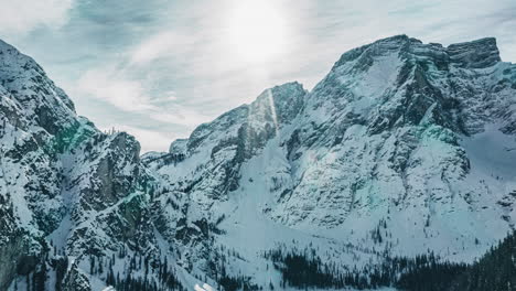 Snow-covered-rugged-Braies-Dolomites-mountain-ridge,-hyperlapse