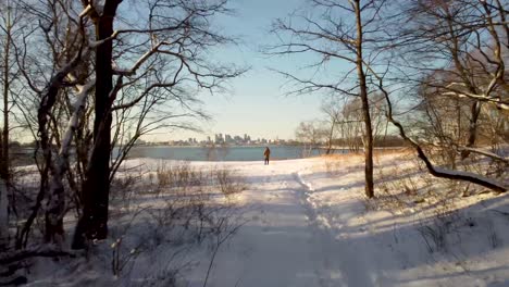 Hombre-Lijando-Sobre-Nieve-Blanca-En-Invierno,-Squantum,-Massachusetts
