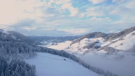 Berghänge-Im-Schnee-Und-Goldenes-Sonnenlicht,-Ruhige-Wintereinsamkeit,-Luftbild
