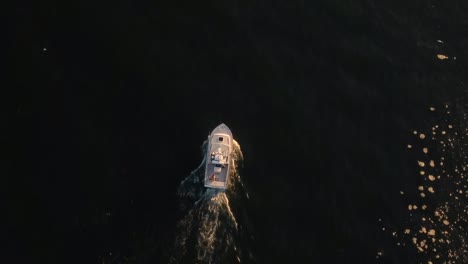 Vogelperspektive-Einer-Yacht,-Die-In-Einem-Dunkelblauen-Meer-Mit-Schaum-Um-Sie-Herum-Segelt