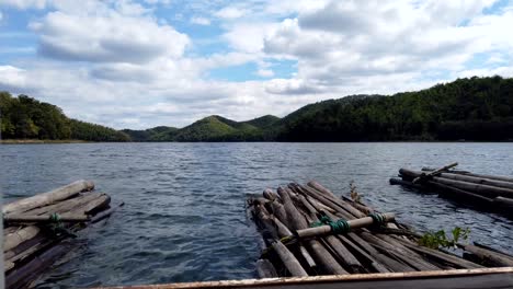 Holzfloß-Segeln-Auf-Einem-Wunderschönen-See-In-Thailand-Im-Sommer