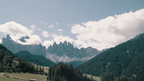 Spektakuläre-Wolken-über-Den-Gipfeln-Der-Geislergruppe,-Südtirol,-Italien,-Zeitraffer