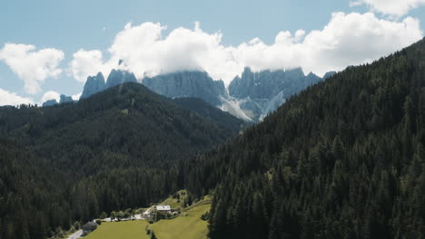 Idyllische-Landschaft-Des-Val-Di-Funes-Und-Der-Geislergruppe,-Italien,-Luftwagenaufnahme