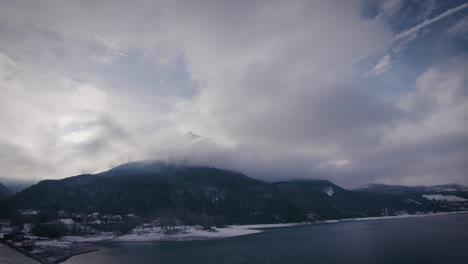 Tranquilo-Paisaje-Invernal-Cumbre-De-La-Montaña-Escondida-En-Las-Nubes