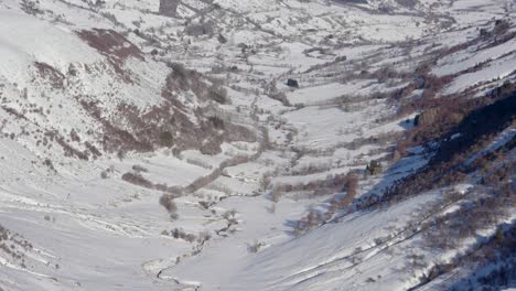 Valle-Cubierto-De-Nieve-Visto-Desde-La-Cima-De-Una-Montaña