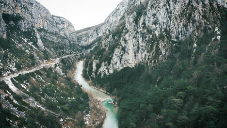 Majestic-limestone-rock-formation-of-Verdon-Gorge-and-turquoise-river,-France