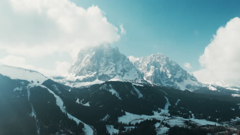 Sasso-Piatto-Dolomiten-Felsiger-Gipfel,-Sonnenbeschienener-Schneebedeckter-Berg-In-Den-Alpen
