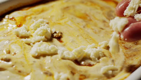 Deliciosa-Combinación-De-Queso-Mozzarella-Con-Salsa-Bechamel-A-Base-De-Leche,-Sabor