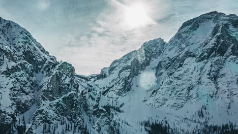 Pragser-Dolomiten,-Felsige-Berghänge-Und-Federleichte-Wolken-Verfallen