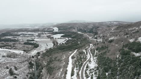Invierno-En-Provenza,-Panorama-Aéreo-Del-Paisaje-Montañoso-En-La-Nieve