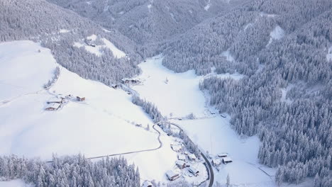 Schroffe-Dolomiten-Bergrücken-Im-Nebel-über-Dem-Schneebedeckten-Dorf