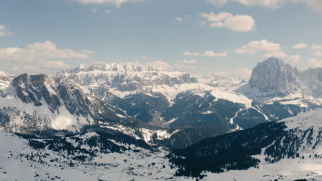 Panorama-De-Dolomitas,-Paisaje-Aéreo-De-Altas-Montañas-Y-Valles-Iluminados-Por-El-Sol